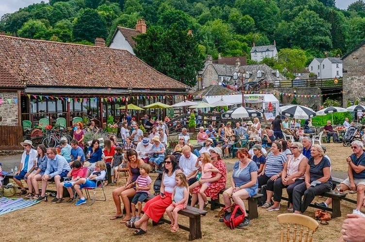 Folk on the Lawn 