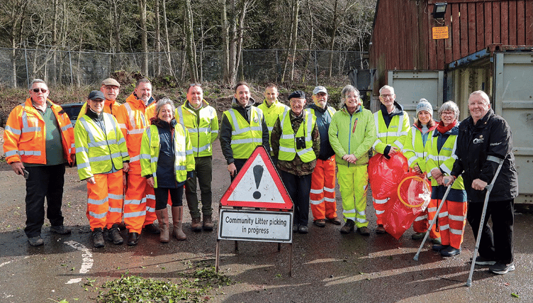 langattock Litter Pickers, staff from Powys County Council and Monmouthshire County Council and representatives from Keep Wales Tidy   