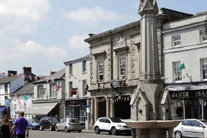High street seating areas in Crickhowell at risk?