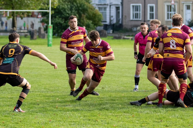 An Aber player spots a gap