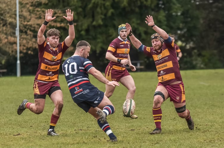 Aber players crowd the kicker 